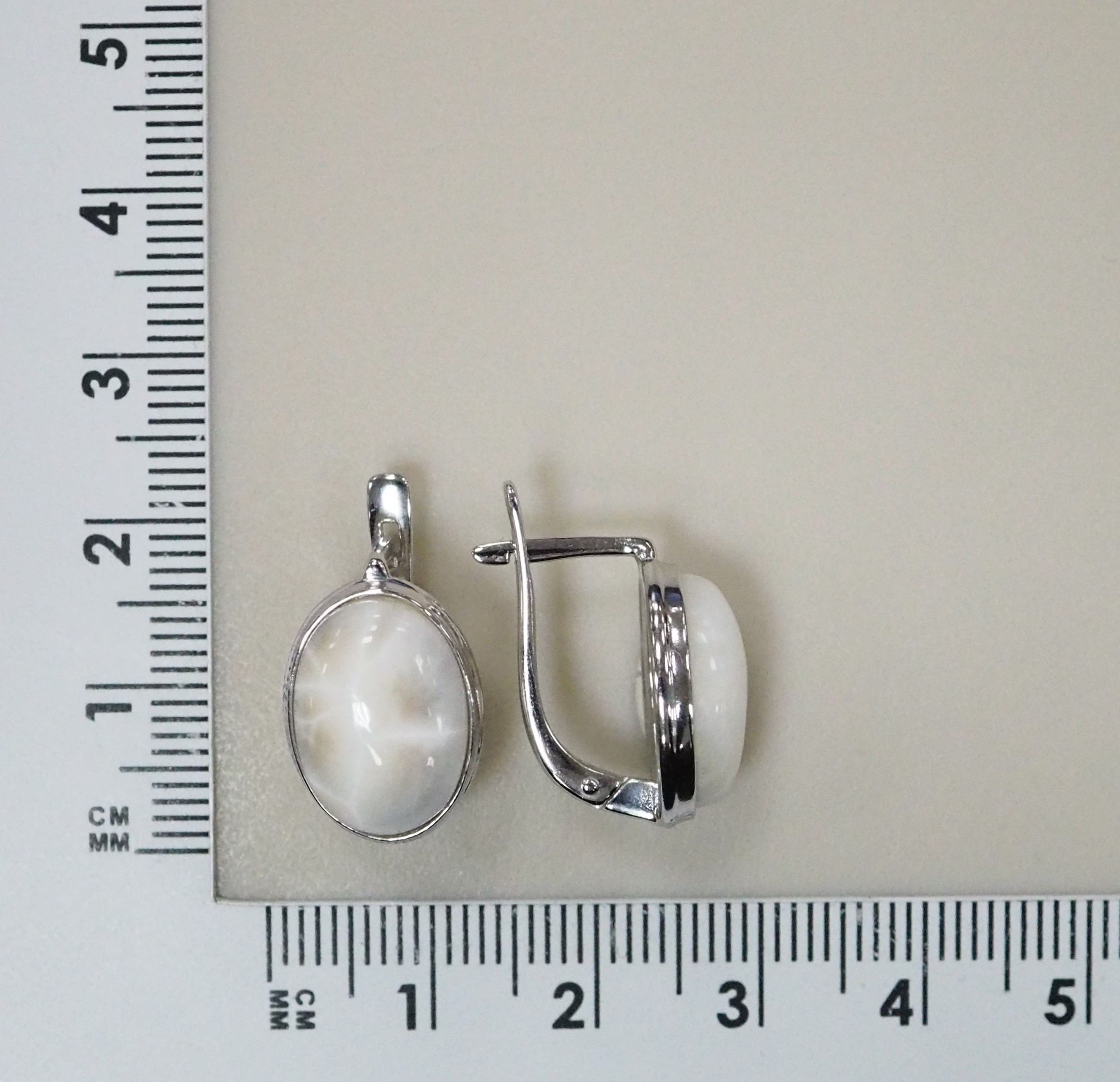 Серебряные серьги с натролитами